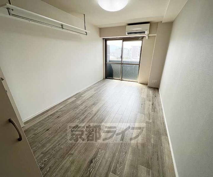 京都府京都市右京区西京極東大丸町の賃貸マンションの居間