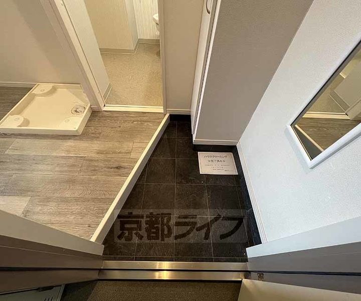 京都府京都市右京区西京極東大丸町の賃貸マンションの玄関