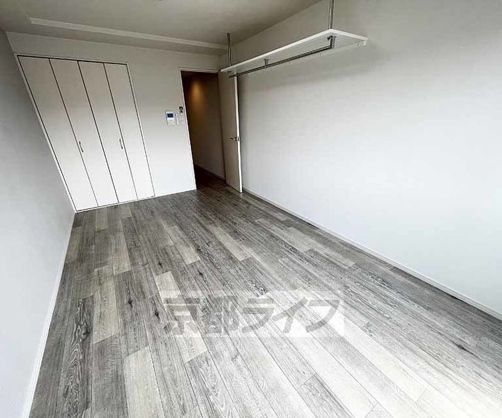 京都府京都市右京区西京極東大丸町の賃貸マンションの居間