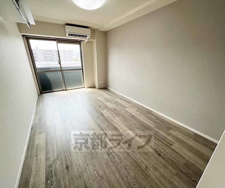 京都府京都市右京区西京極東大丸町の賃貸マンションの居間