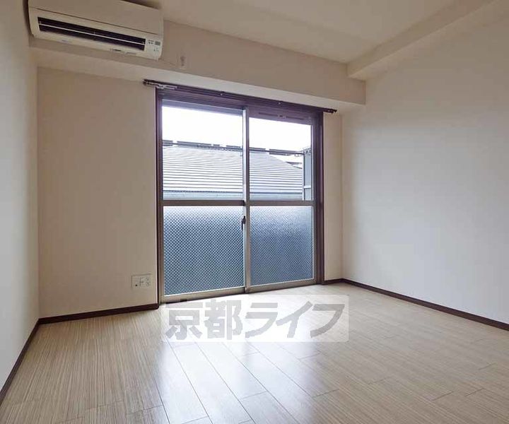 ディアネス西院302の居間