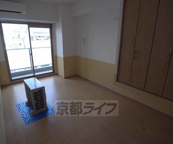 京都府京都市右京区西院西貝川町の賃貸マンションの居間