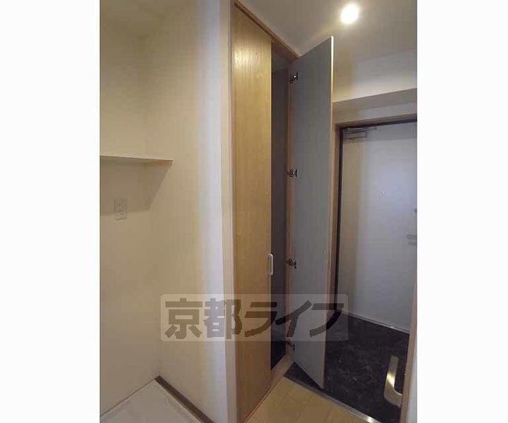 京都府京都市右京区西院西貝川町の賃貸マンションの玄関