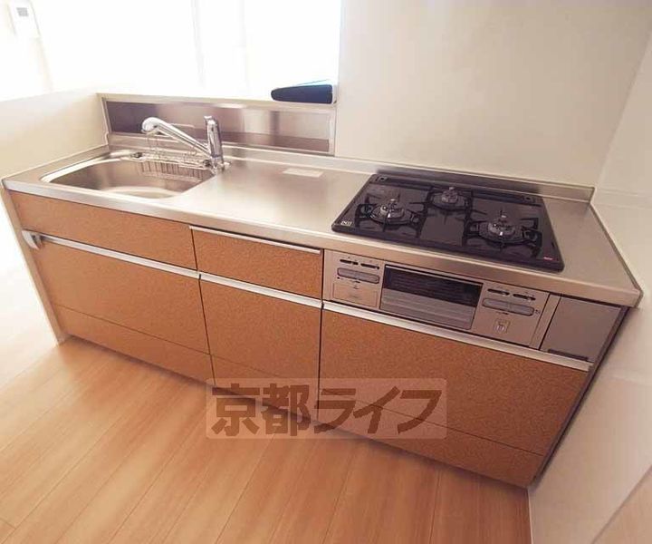 京都府京都市右京区嵯峨広沢池下町の賃貸アパートのキッチン