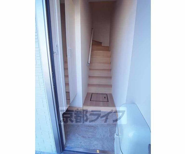 京都府京都市右京区嵯峨広沢池下町の賃貸アパートの玄関