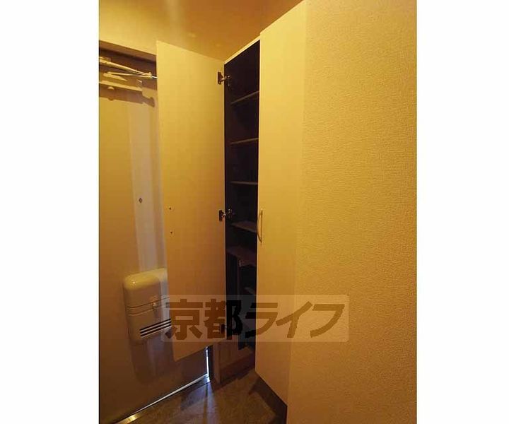 京都府京都市右京区嵯峨広沢池下町の賃貸アパートの玄関