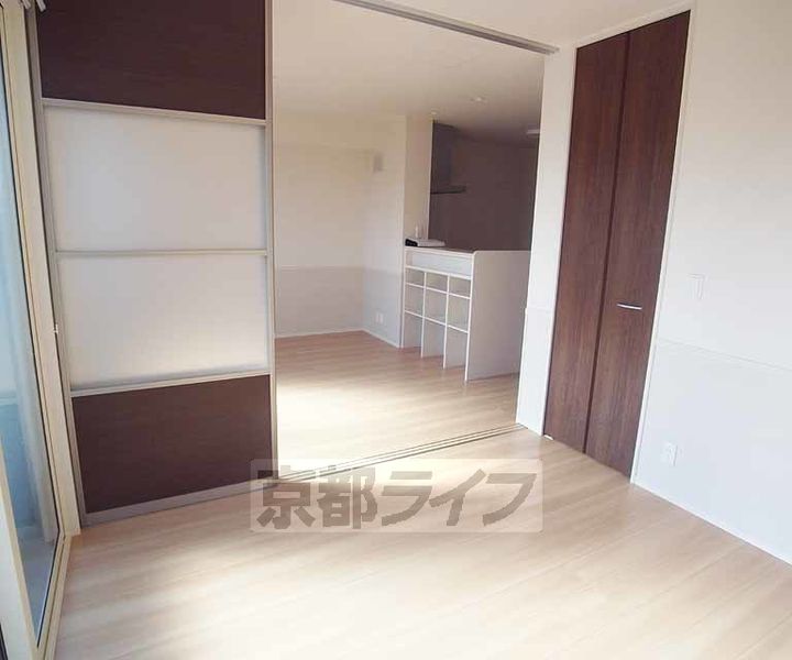 京都府京都市右京区嵯峨広沢池下町の賃貸アパートの居間