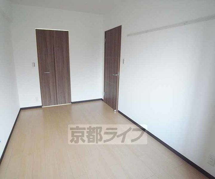 京都府京都市中京区聚楽廻東町の賃貸マンションの居間