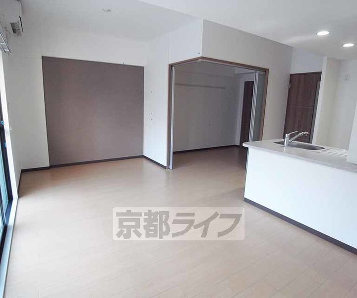 京都府京都市中京区聚楽廻東町の賃貸マンションの居間