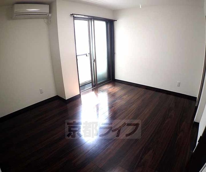 京都府京都市中京区西ノ京中御門西町の賃貸マンションの居間