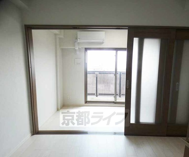 京都府京都市下京区西七条北月読町の賃貸マンションの居間