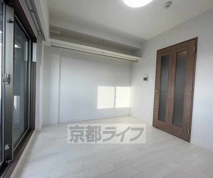 京都府京都市下京区西七条北月読町の賃貸マンションの居間