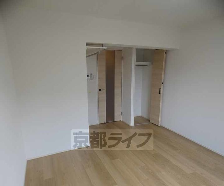 京都府京都市右京区西院六反田町の賃貸マンションの居間