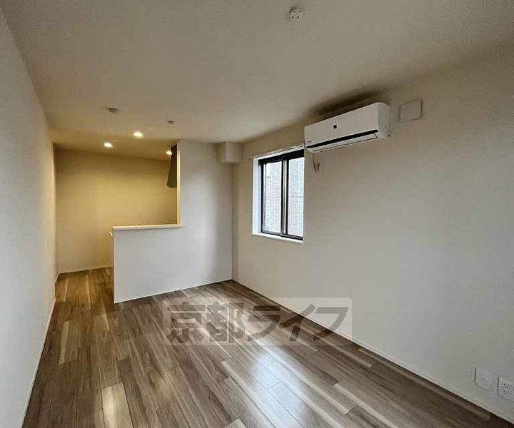 京都府京都市右京区太秦中筋町の賃貸マンションの居間