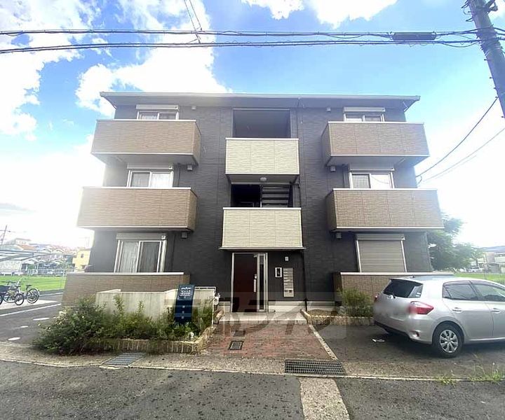京都府京都市右京区嵯峨野投渕町の賃貸アパートの外観