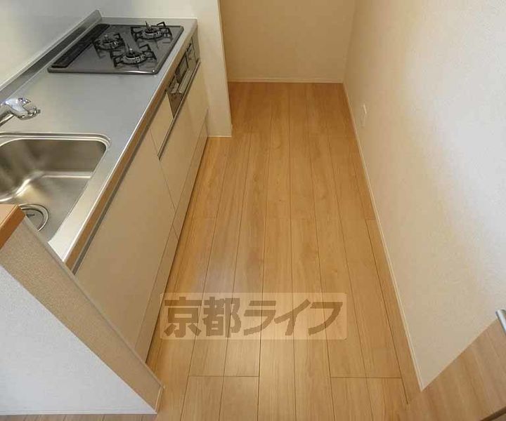京都府京都市右京区嵯峨野投渕町の賃貸アパートのキッチン