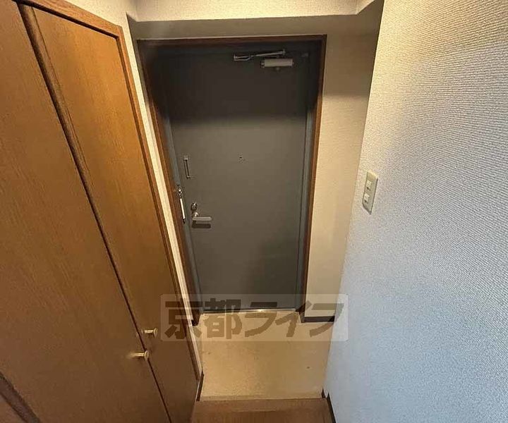 京都府京都市中京区車屋町通竹屋町上る砂金町の賃貸マンションの玄関