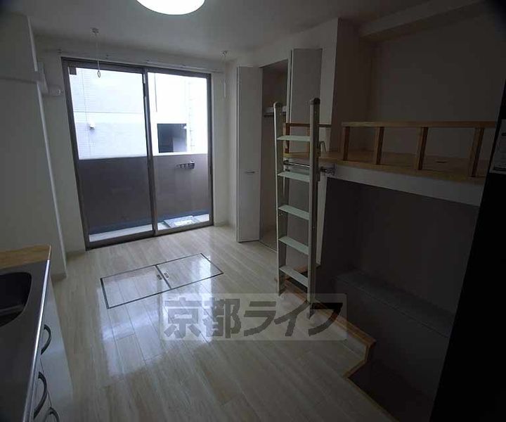 京都府京都市中京区藤本町の賃貸マンションの居間
