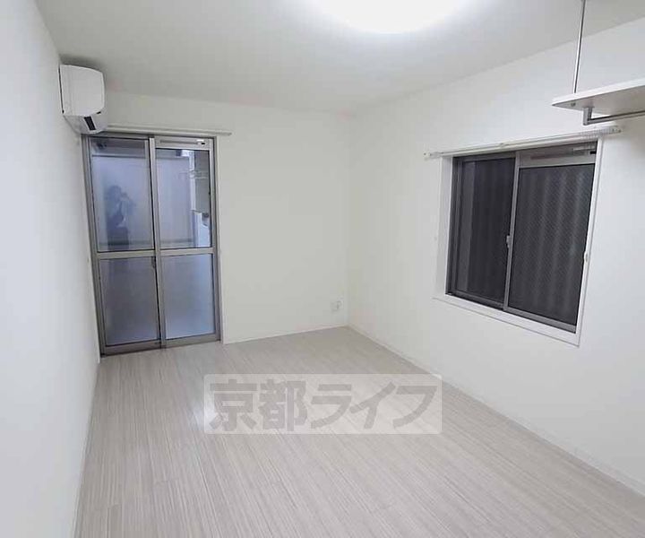 アークリード四条油小路401の居間