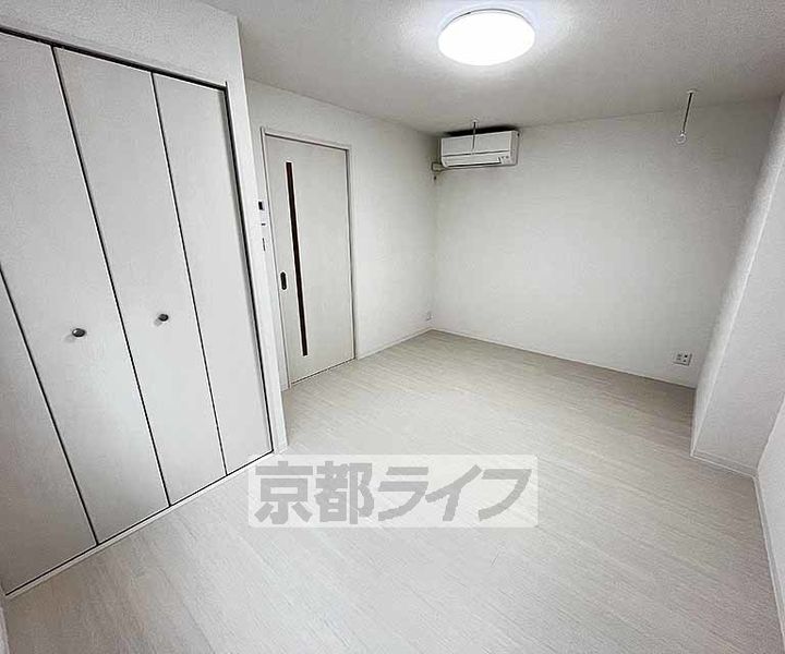 京都府京都市中京区西横町の賃貸マンションの居間