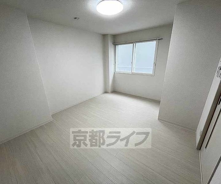 京都府京都市中京区西横町の賃貸マンションの居間