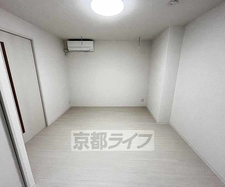 京都府京都市中京区西横町の賃貸マンションの居間