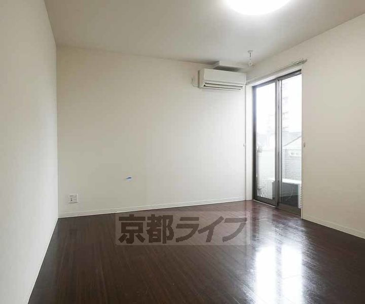 京都府京都市下京区猪熊通五条下る柿本町の賃貸マンションの居間