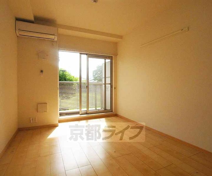 京都府京都市南区上鳥羽山ノ本町の賃貸マンションの居間