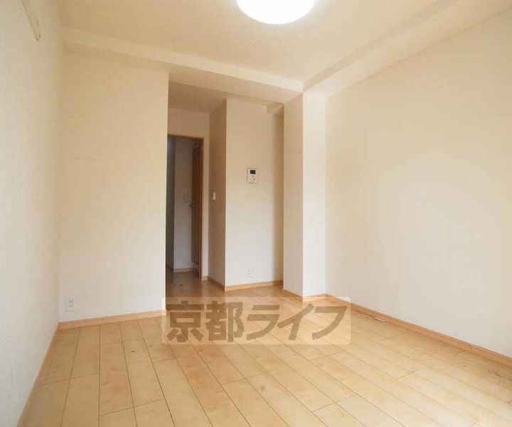 京都府京都市南区上鳥羽山ノ本町の賃貸マンションの居間