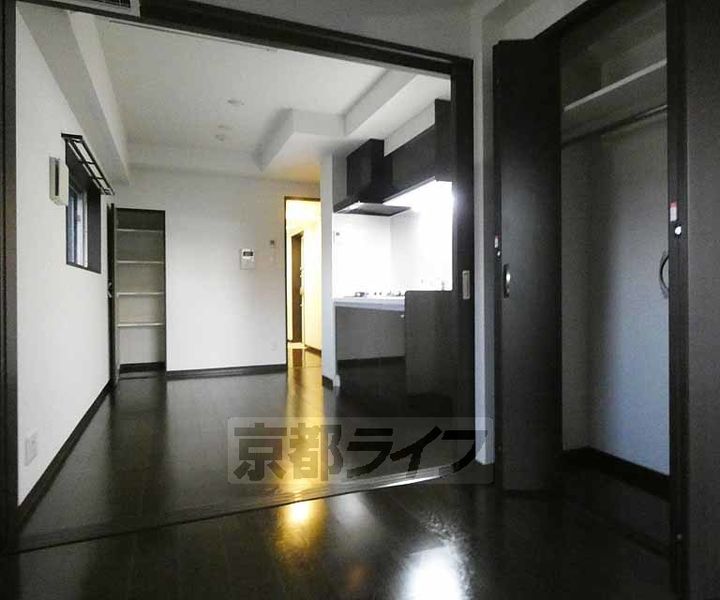 京都府京都市下京区西七条南衣田町の賃貸マンションの居間