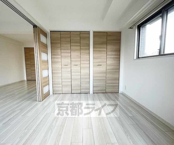 京都府京都市下京区柿本町の賃貸マンションの居間