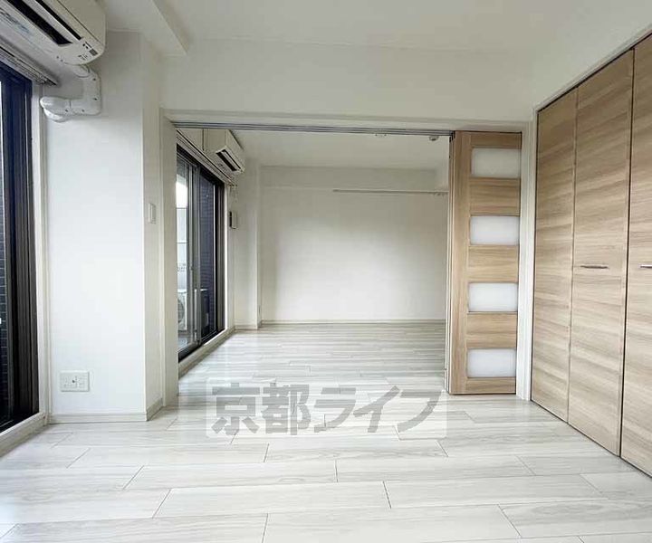 京都府京都市下京区柿本町の賃貸マンションの居間