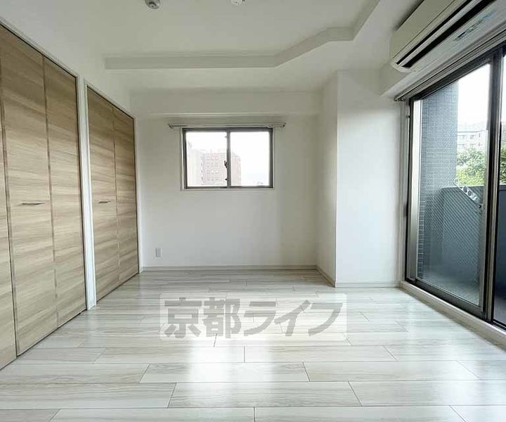 京都府京都市下京区柿本町の賃貸マンションの居間