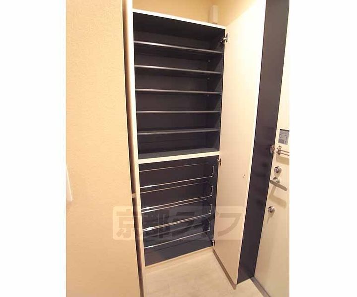 ザ・ガーデン下鴨105の玄関