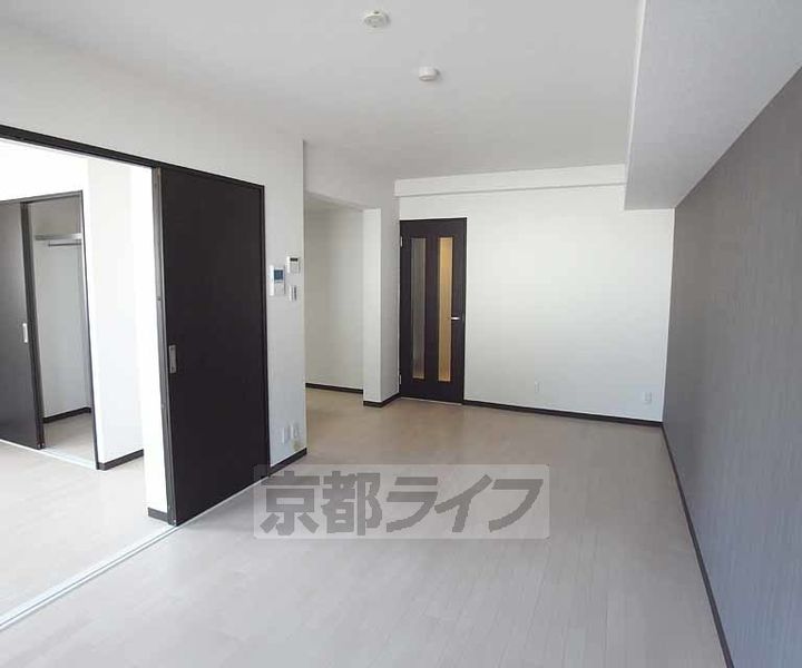 サクシード宝ヶ池106の居間