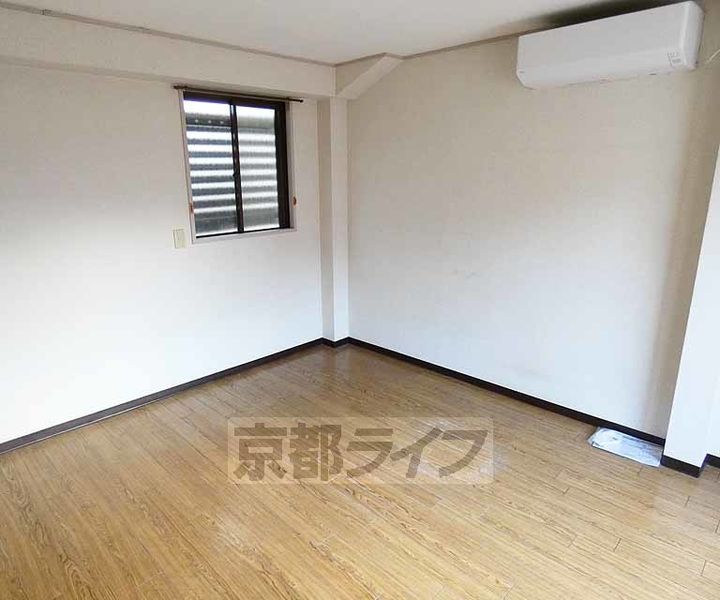 京都府京都市左京区吉田本町の賃貸アパートの居間