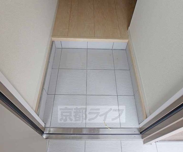 ファミール西村203の玄関