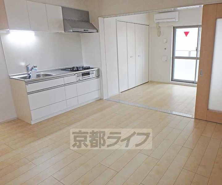 京都府京都市山科区椥辻東潰の賃貸マンションの居間