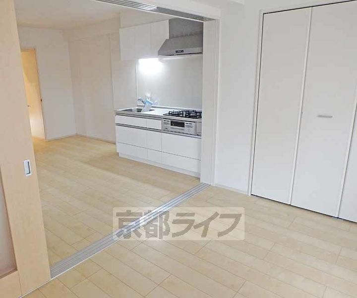 京都府京都市山科区椥辻東潰の賃貸マンションの居間