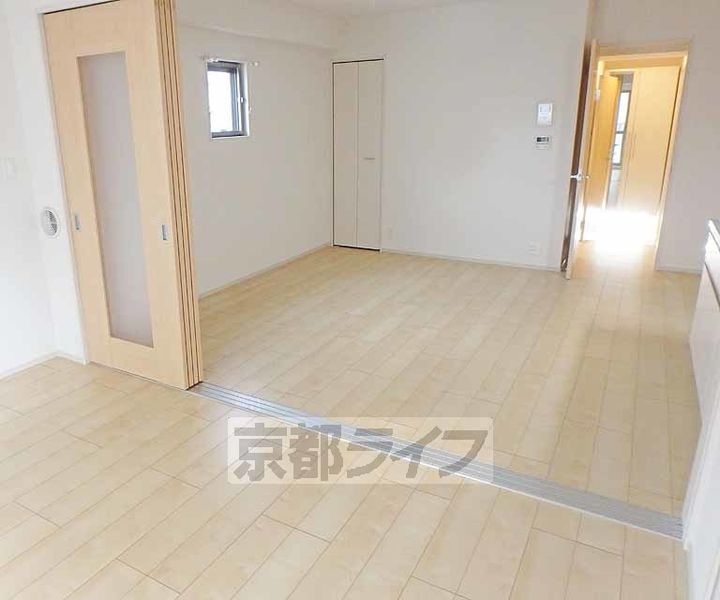京都府京都市山科区椥辻東潰の賃貸マンションの居間