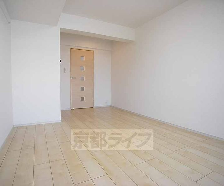 京都府京都市伏見区桃山町遠山の賃貸マンションの居間