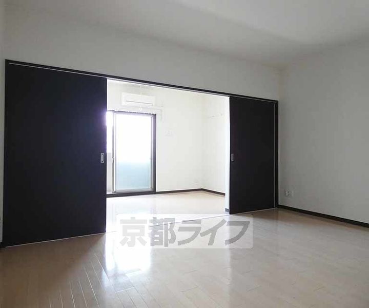 京都府京都市伏見区横大路貴船の賃貸アパートの居間