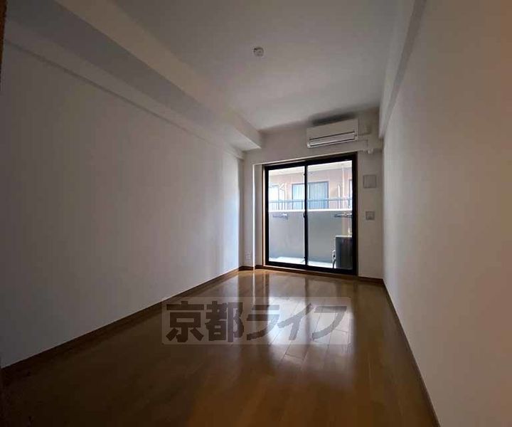 京都府京都市下京区松原通東洞院東入本燈籠町の賃貸マンションの居間