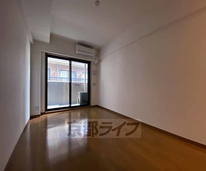 京都府京都市下京区松原通東洞院東入本燈籠町の賃貸マンションの居間