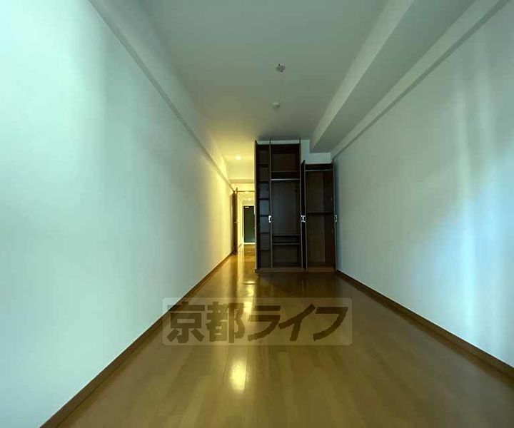 京都府京都市下京区松原通東洞院東入本燈籠町の賃貸マンションの居間
