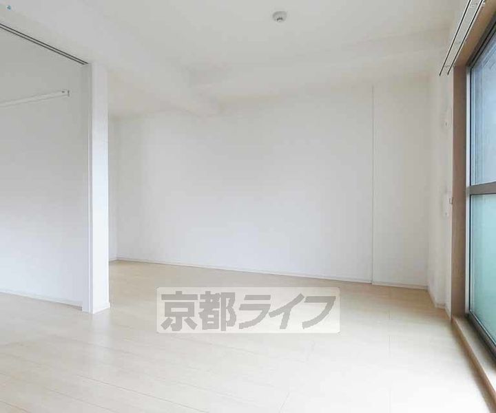 京都府京都市中京区古城町の賃貸マンションの居間