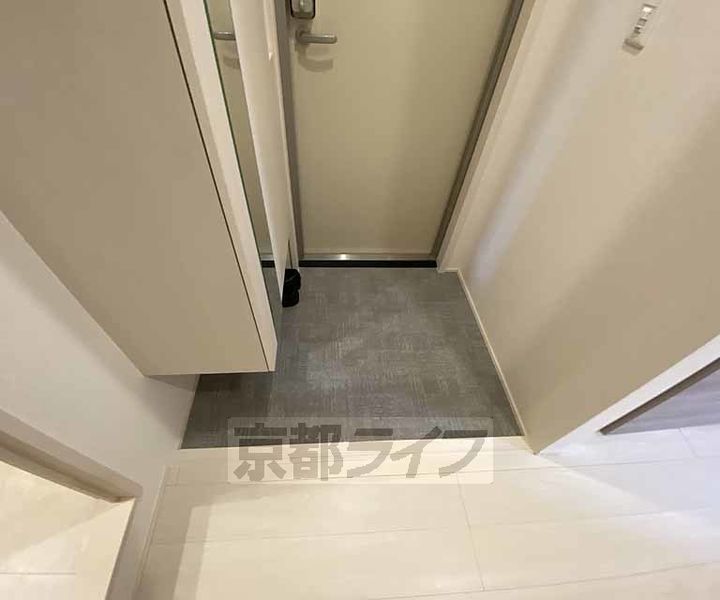 京都府京都市下京区万寿寺通柳馬場西入堅田町の賃貸マンションの玄関