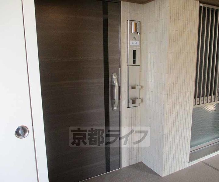 京都府宇治市神明石塚の賃貸マンションの玄関