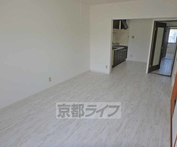 ヴィラ・ピーシスの居間