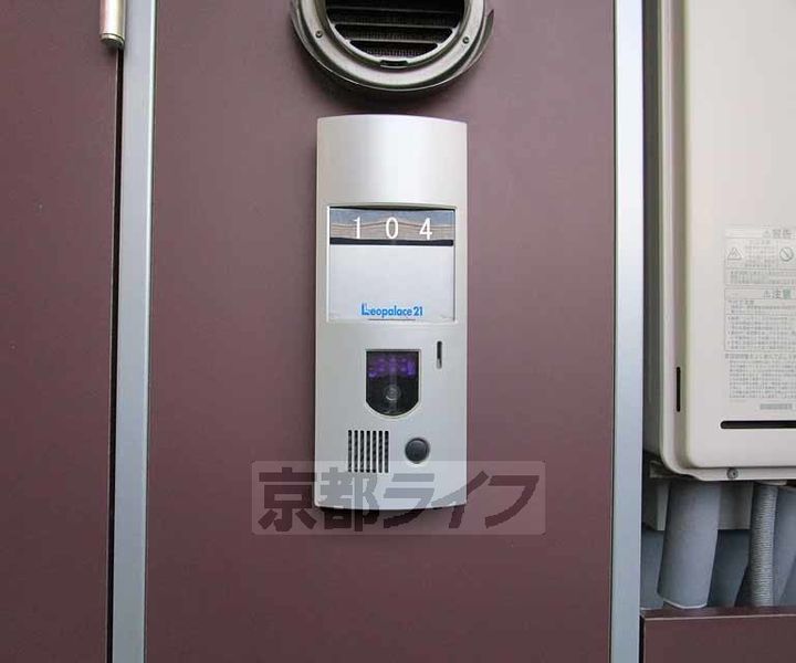 レオパレス亀岡駅前306の玄関